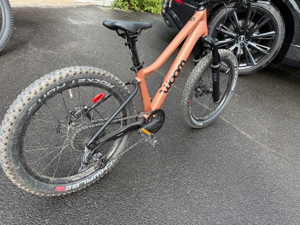 Woom OFF AIR 4 children's bicycle - Like new with stand!